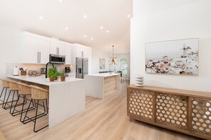 Fridge, microwave, oven, stovetop - * The 96 * (Naples)