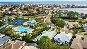 Un quartier résidentiel doté d’une grande piscine, de courts de tennis et offrant une vue sur l’océan.