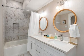 Badewanne, Haartrockner, Handtücher, Toilettenpapier