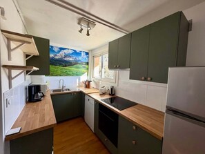 Jääkaappi, mikroaaltouuni, uuni, astianpesukone