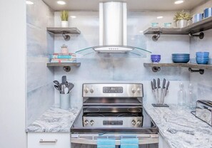 Køleskab, mikrobølgeovn, ovn, kogeplade