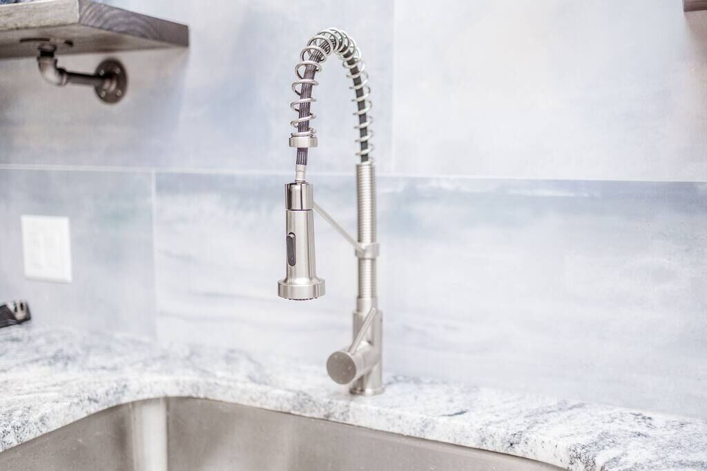 Hårtork, handdukar, tvål och schampo