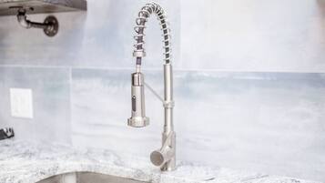 Hårtork, handdukar, tvål och schampo