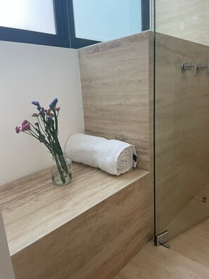 Douche, sĂšche-cheveux, serviettes fournies, savon