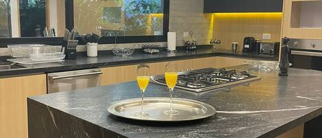 Kylskåp, mikrovågsugn, ugn och kaffe- och tebryggare