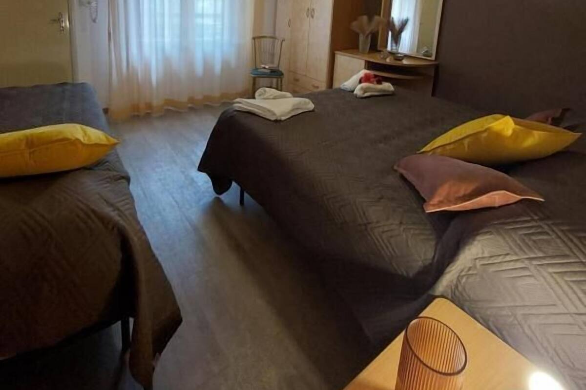 Habitación triple | Caja de seguridad en la habitación y ropa de cama