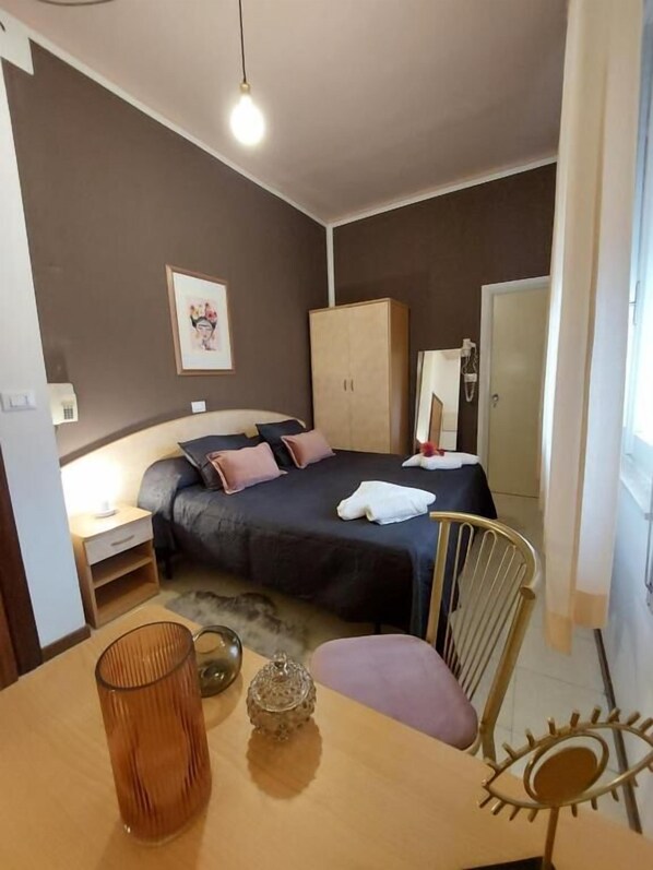 خزنة داخل الغرفة وملاءات أسرّة