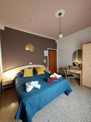 خزنة داخل الغرفة وملاءات أسرّة