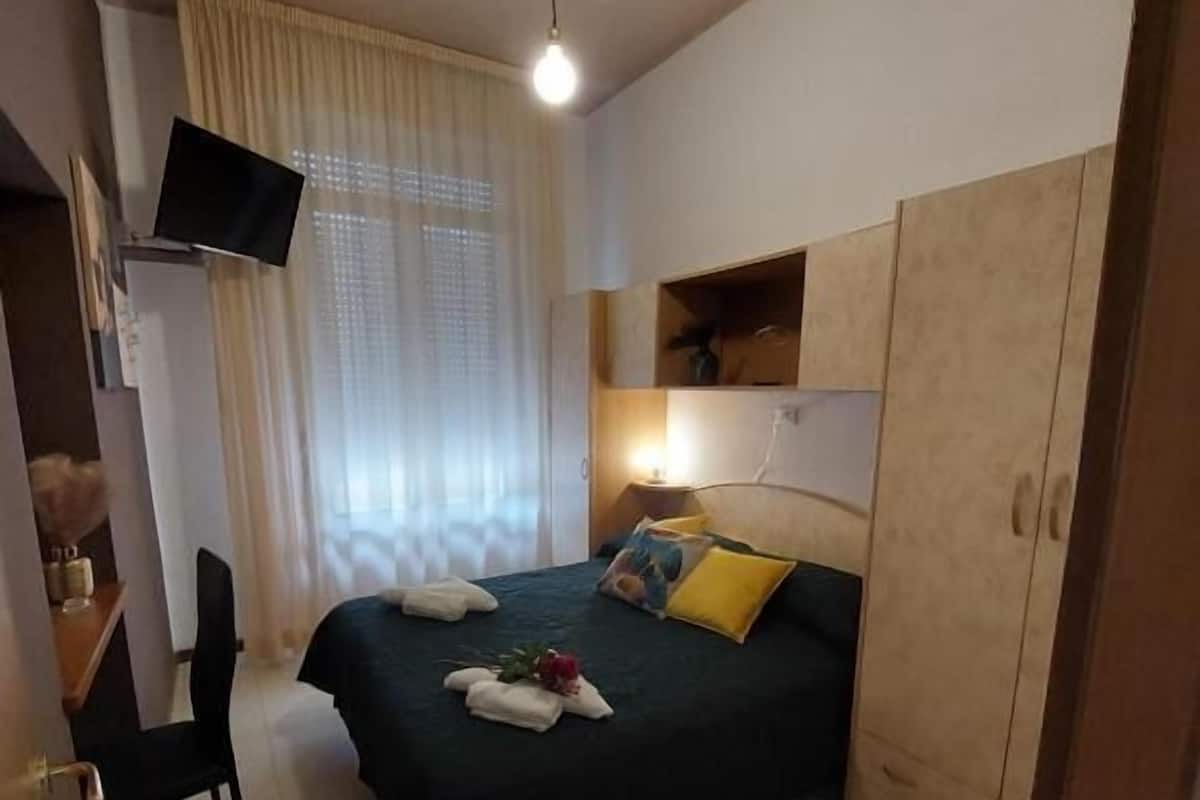 Habitación cuádruple familiar | Caja de seguridad en la habitación y ropa de cama