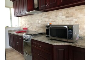 Frigorífico, microondas, horno y placa de cocina
