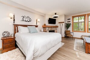 1 bedroom, desk, iron/ironing board, free WiFi - The Powder Nook | Hot Pools | Mile 1 Express Chair (Panorama)