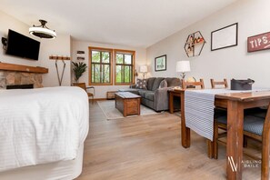 1 bedroom, desk, iron/ironing board, free WiFi - The Powder Nook | Hot Pools | Mile 1 Express Chair (Panorama)