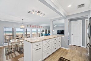 Appart'hôtel, 3 chambres, vue mer, en front de plage | Cuisine privée | Grand réfrigérateur, micro-ondes, four, plaque de cuisson