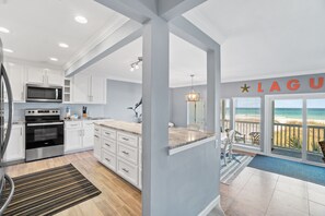 Appart'hôtel, 3 chambres, vue mer, en front de plage | Cuisine privée | Grand réfrigérateur, micro-ondes, four, plaque de cuisson