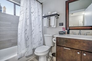 Ensemble douche/baignoire, sèche-cheveux, serviettes fournies, savon