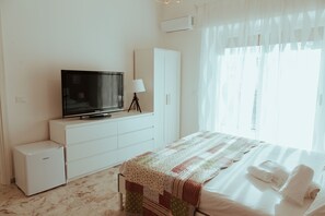 Habitación clásica | Ropa de cama de alta calidad, edredón y escritorio 