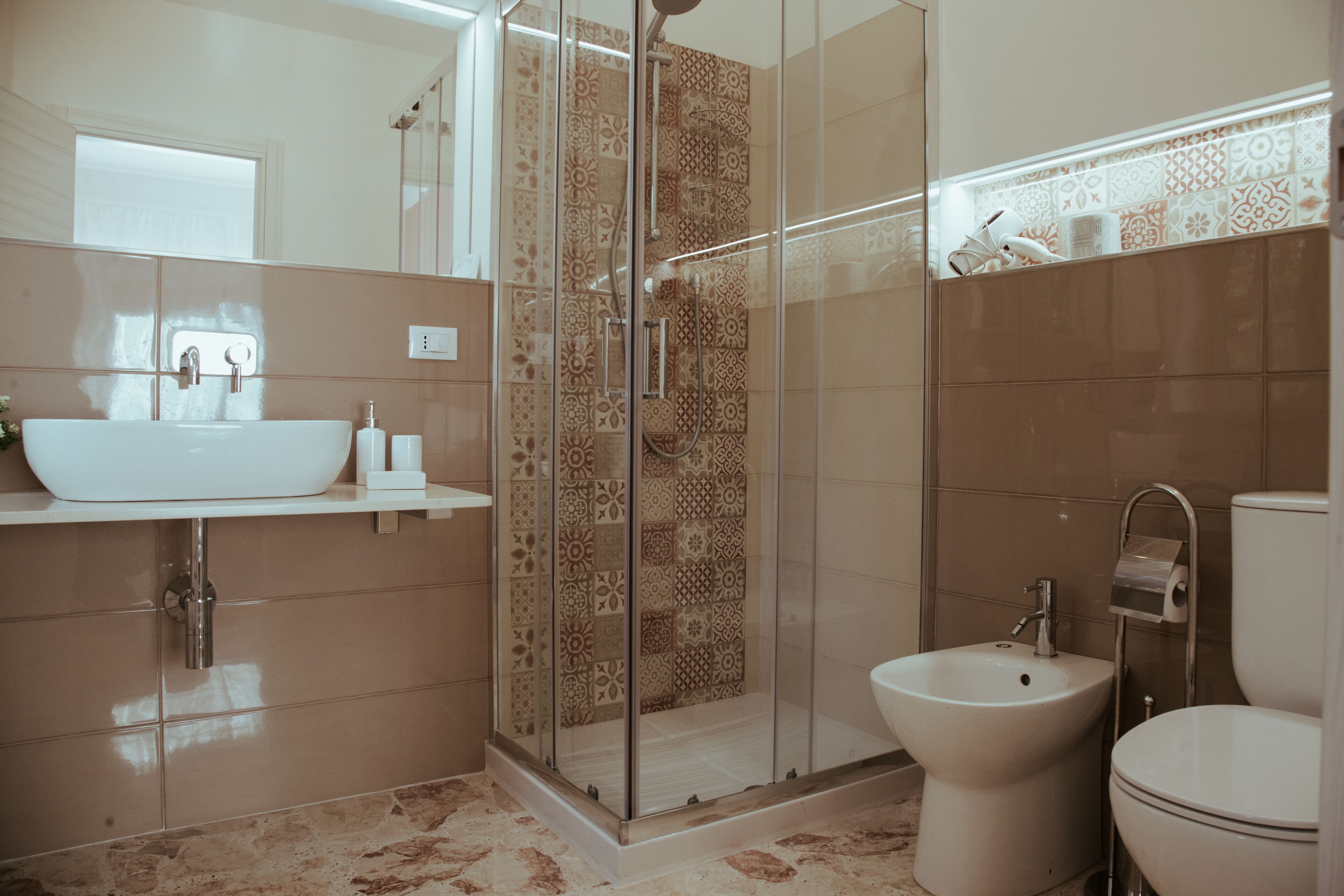 Classic-værelse | Badeværelse | Bruser, brusehoved med spredningseffekt, hårtørrer, bidet