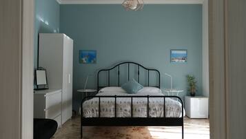 Ropa de cama de alta calidad, cubrecamas y escritorio