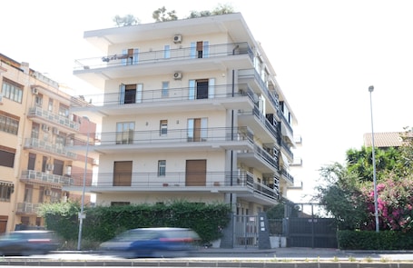 Vista frontal de la propiedad