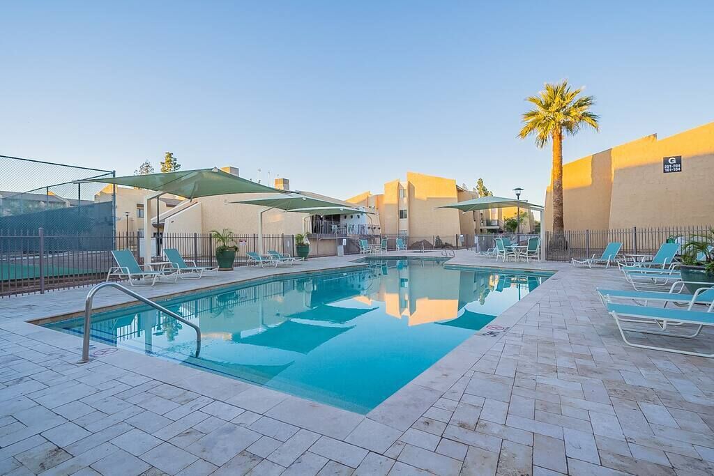 Cozy Coast 3bedroom Condo w Pool & Hot Tub!