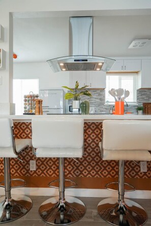 Refrigerador, microondas, placa de cocina, lavavajillas