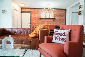 TV - Groovy Getaway - 70s themed house! (Phoenix)