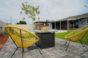 Outdoor dining - Groovy Getaway - 70s themed house! (Phoenix)