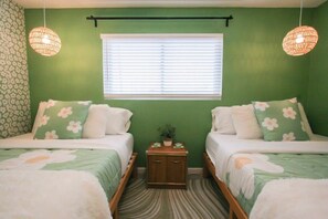 4 bedrooms, iron/ironing board, WiFi, bed sheets - Groovy Getaway - 70s themed house! (Phoenix)
