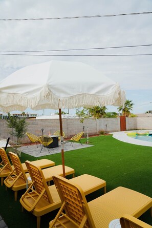 Terrace/patio - Groovy Getaway - 70s themed house! (Phoenix)
