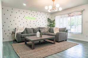 TV - The Desert House Charming w/ Hot Tub (Scottsdale)