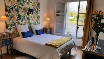 5 bedrooms, desk, bed sheets, wheelchair access