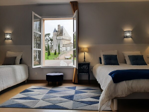 5 quartos, escrivaninha, roupa de cama, acesso para cadeiras de rodas