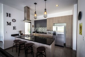 Een koelkast, een microgolfoven, een oven, een kookplaat