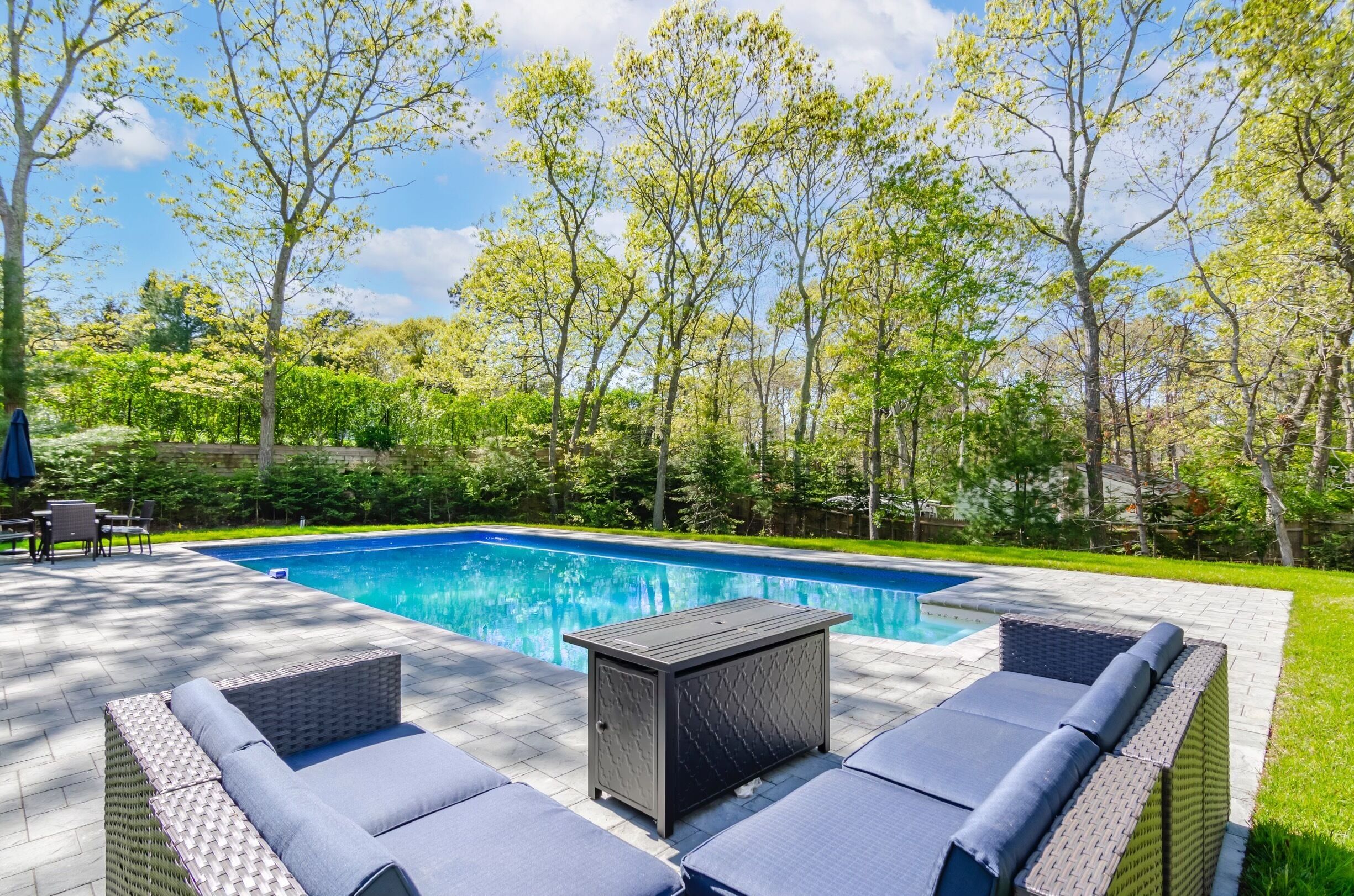 Cheerful Hampton Bays Oasis New Construction /4 br 15 minutes from Coopers Beach