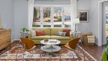 Smart-TV, Kamin, Bücher