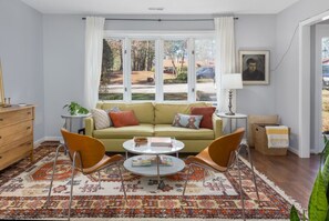 Smart-TV, Kamin, Bücher