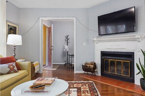 Smart-TV, Kamin, Bücher