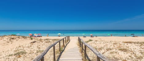 Una spiaggia nelle vicinanze