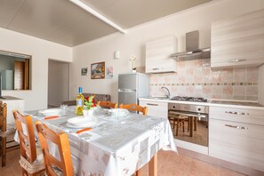 Kühlschrank, Ofen, Herdplatte, Kochgeschirr/Geschirr/Besteck