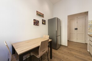 Departamento Confort | Cocina privada | Refrigerador, horno, lavavajillas y cafetera y tetera 