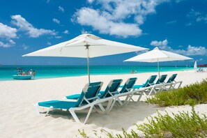 Plage, chaises longues, serviettes de plage