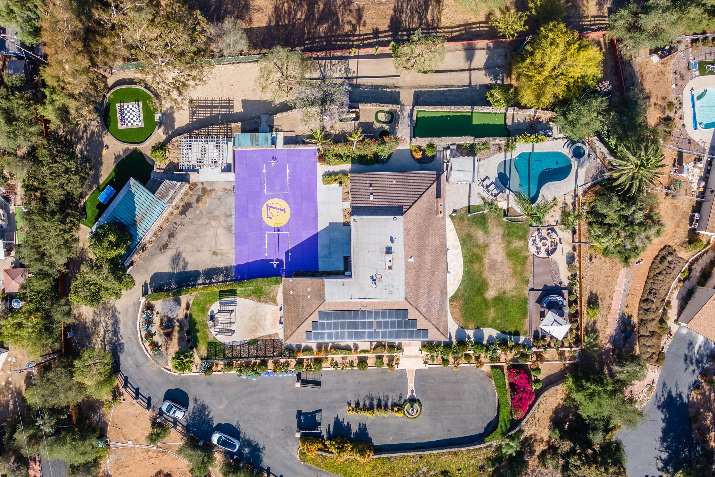 Luxury Hilltop Retreat: GameRoom/Volleyball/Putting Green/BasketBall Court&More!