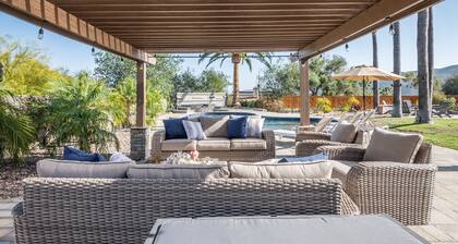 Luxury Hilltop Retreat: GameRoom/Volleyball/Putting Green/BasketBall Court&More!