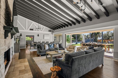 Luxury Hilltop Retreat: GameRoom/Volleyball/Putting Green/BasketBall Court&More!