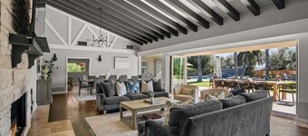 Luxury Hilltop Retreat: GameRoom/Volleyball/Putting Green/BasketBall Court&More!