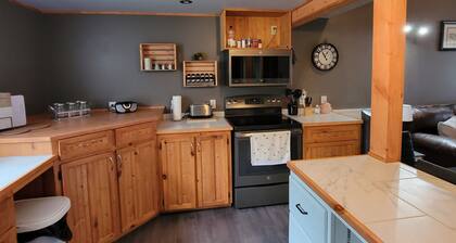 Naini's Rental, 4 bedrooms, located on Deer Island, N.B. 5 mins from the water.