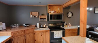 Naini's Rental, 4 bedrooms, located on Deer Island, N.B. 5 mins from the water.