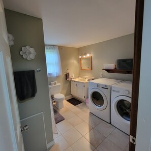 Ensemble douche/baignoire, sèche-cheveux, serviettes fournies, savon