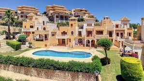 Een resort met meerdere gebouwen, een zwembad en keurig onderhouden tuinen.