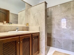 Een douche, een haardroger, een bidet, handdoeken